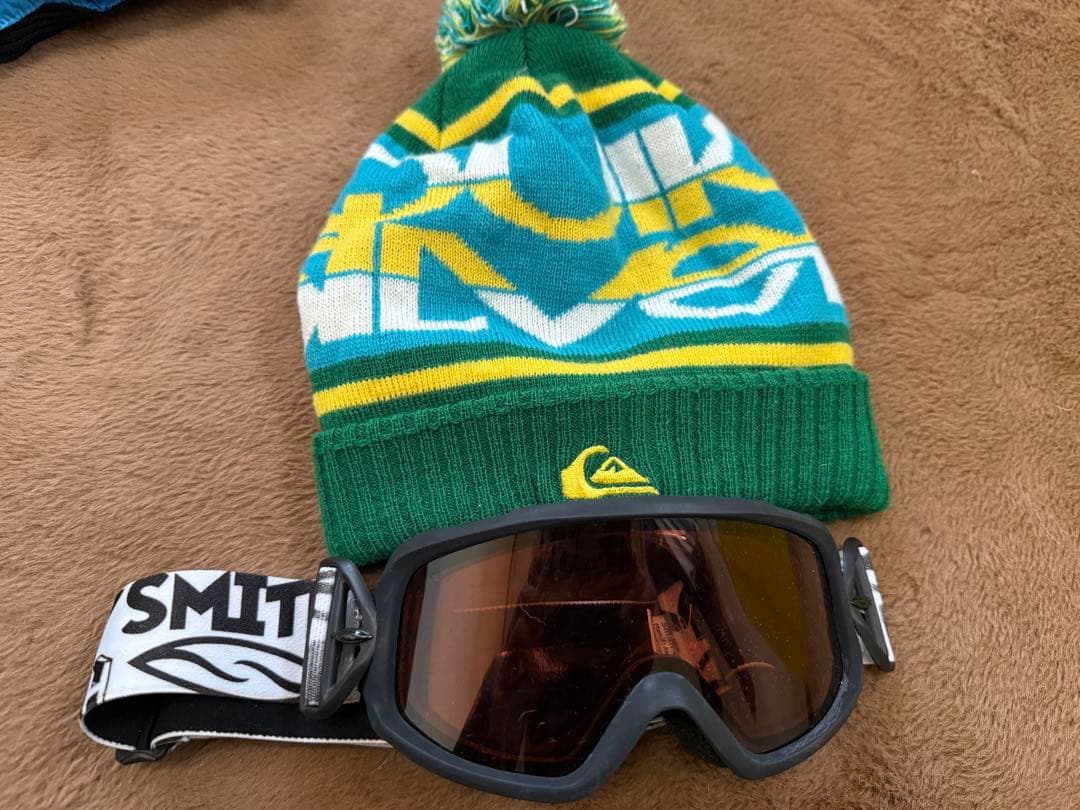 子供用スノーボードウェアセット　クイックシルバー　ビーニー、グローブ、ゴーグル