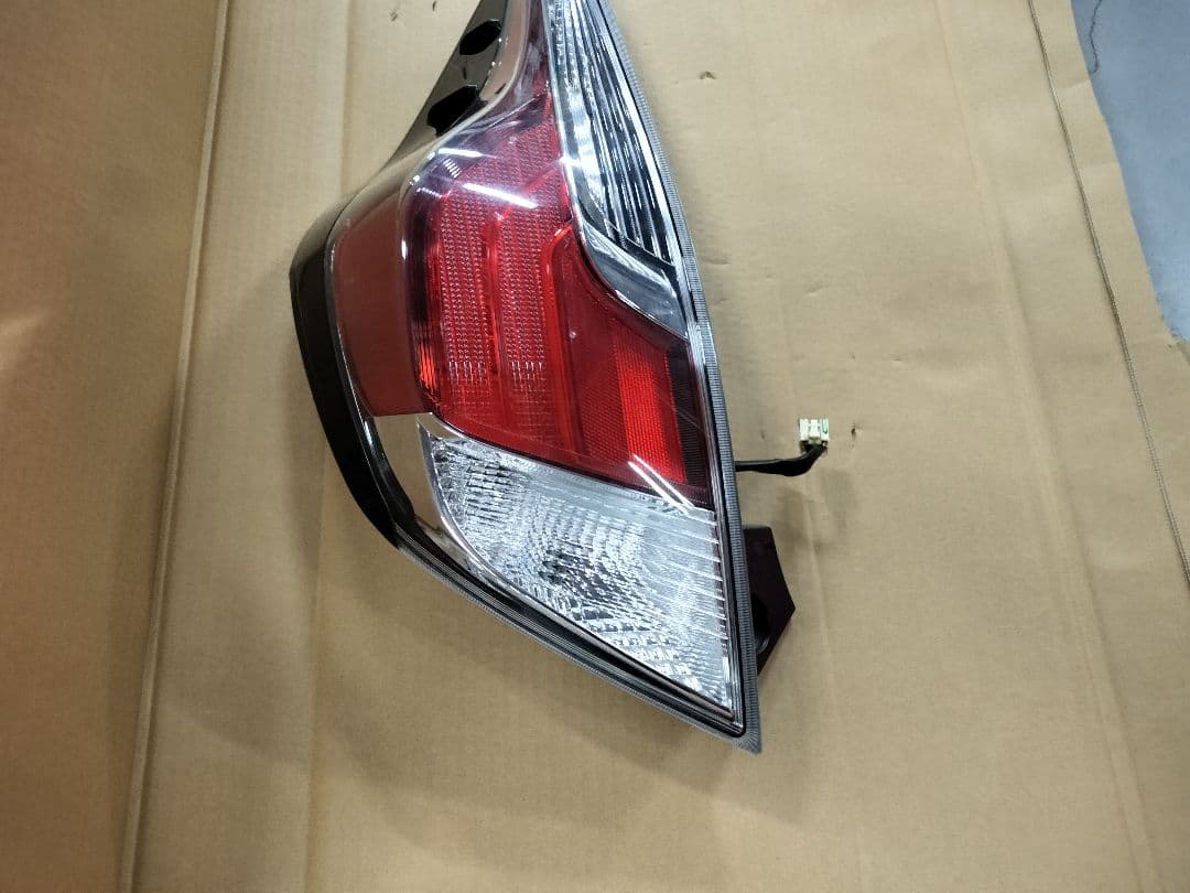 アクア DAA-NHP10 左テールランプ 中期