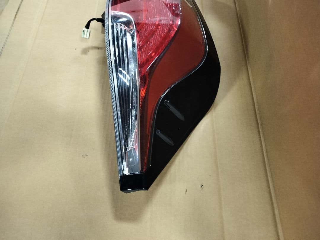 アクア DAA-NHP10 左テールランプ 中期