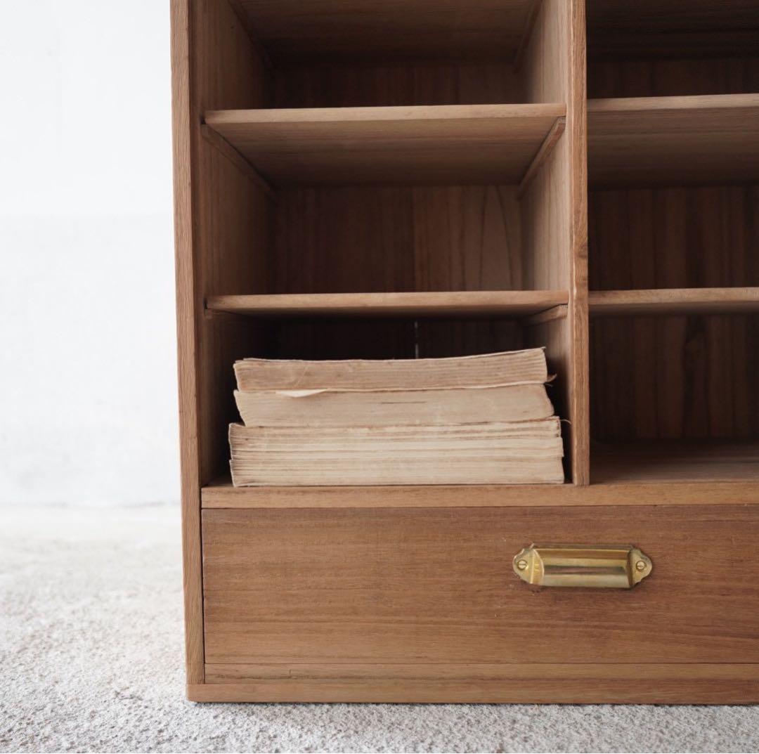 引き出しのついた木製棚