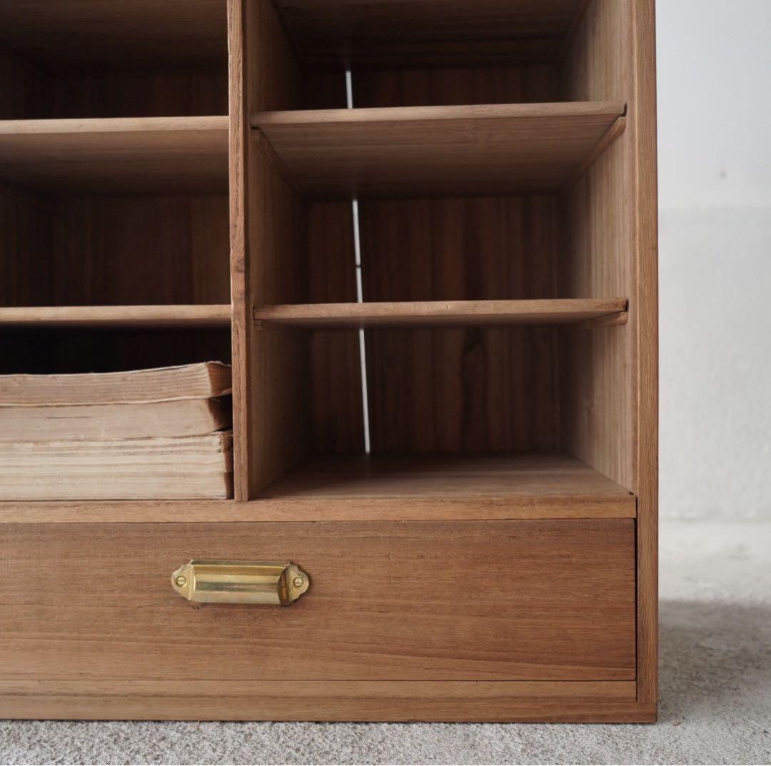 引き出しのついた木製棚