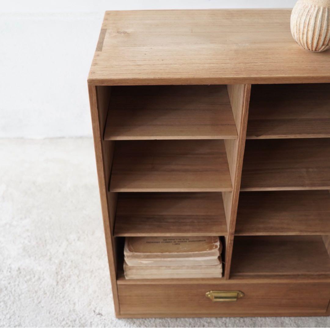 引き出しのついた木製棚