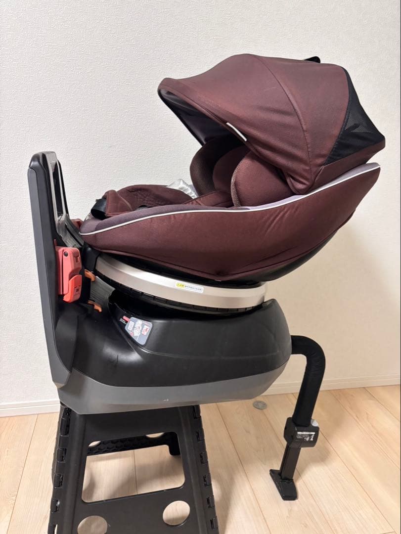 美品　コンビ　Combi ネルームエッグショック　チャイルドシート　回転式