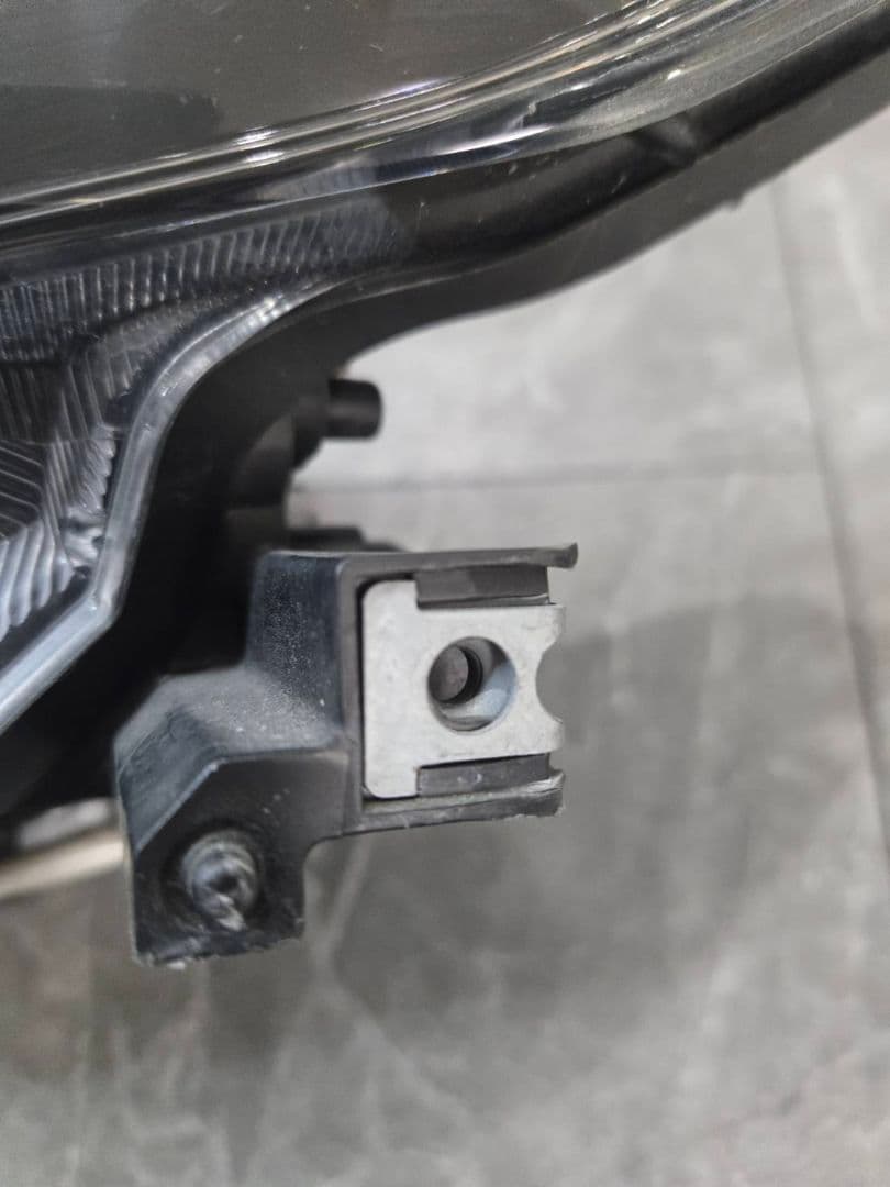 ZSU60W　トヨタ　60ハリアー　ヘッドライト