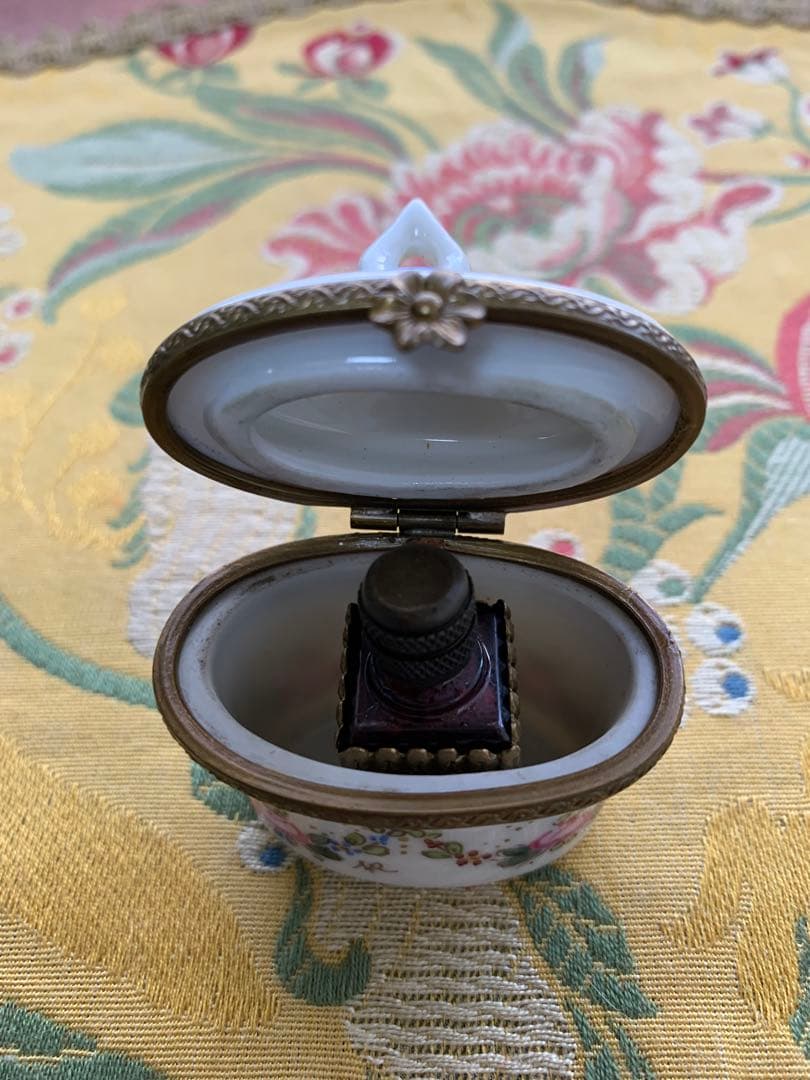 リモージュボックス　フランス製　可愛い花柄の小物入れの中に香水瓶が入ってる！