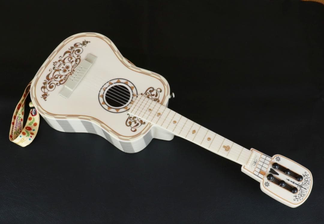 ディズニー　ピクサー　リメンバーミーCOCOギター　ポップコーンバケツ