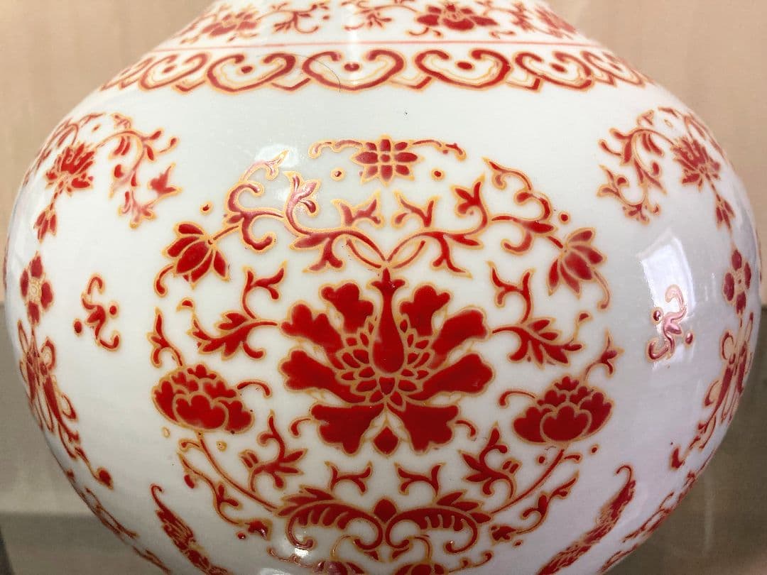 赤絵金彩文 花瓶 「乾隆年製」●華やかな赤絵金彩絵付け 高さ35cm ●