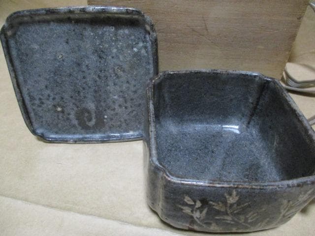 ネズミ志野　蓋物　桃山時代　P71-2