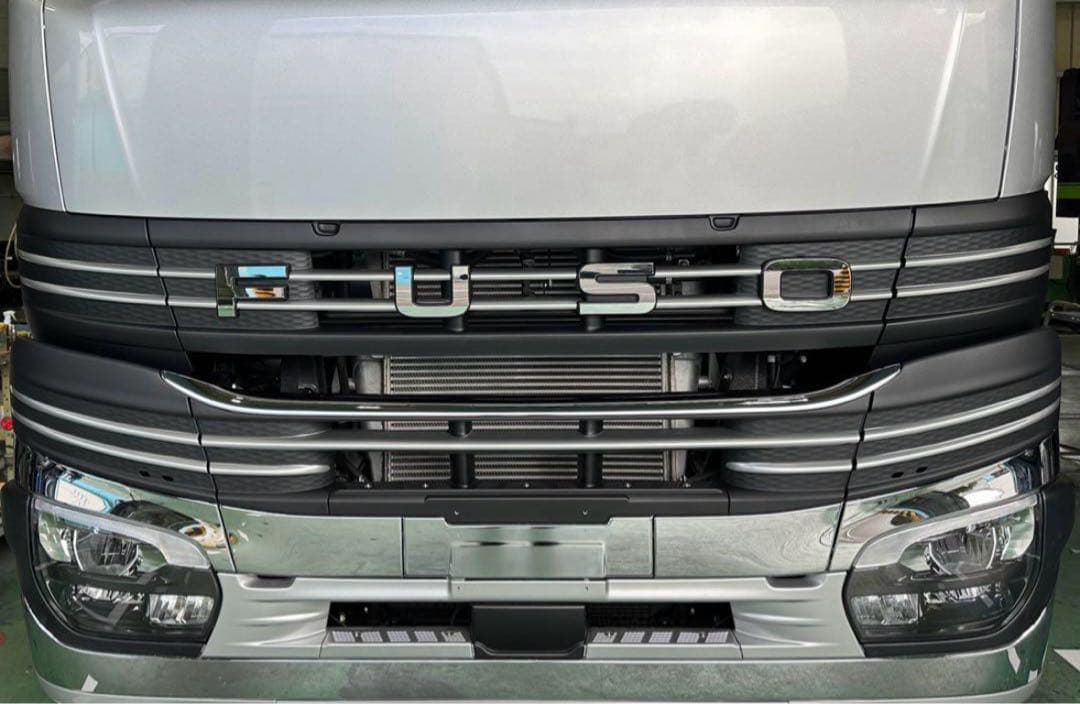 シルバー　 4段グリル　新型　FUSO スーパーグレート　ステッカー　出張可能