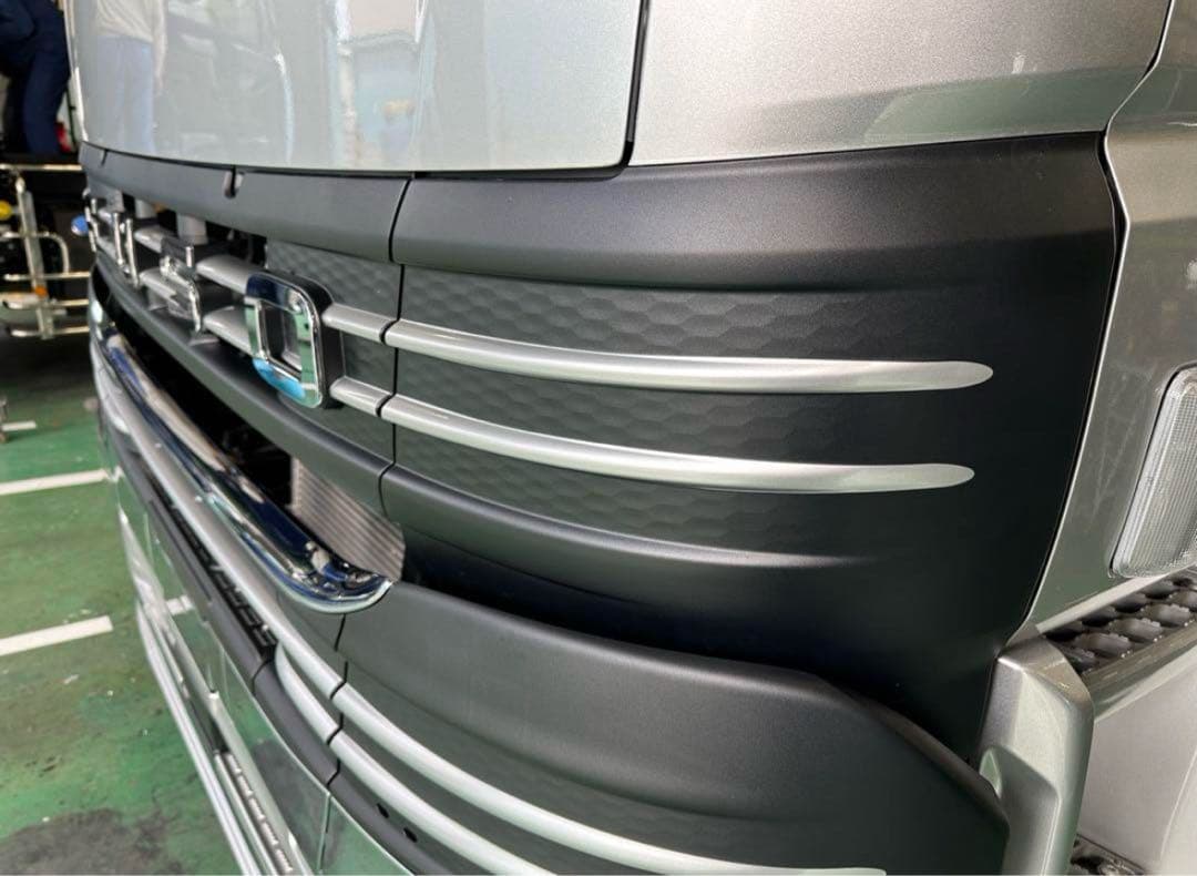 シルバー　 4段グリル　新型　FUSO スーパーグレート　ステッカー　出張可能