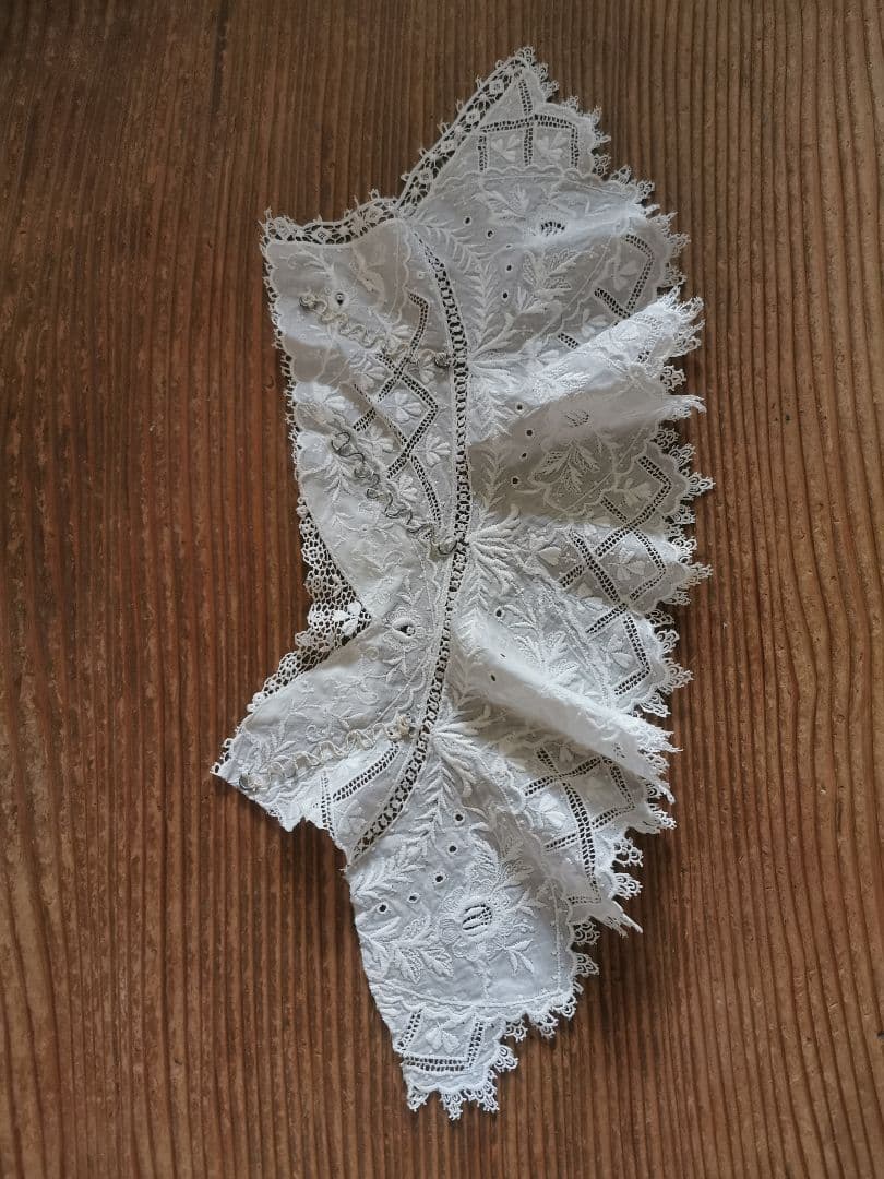 アンティーク ギュピールレース 盛り上げ三つ葉刺繍カフス ドール用付け襟 ケープ