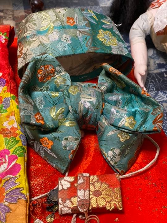 冠をつけた市松人形　　　20211080   な