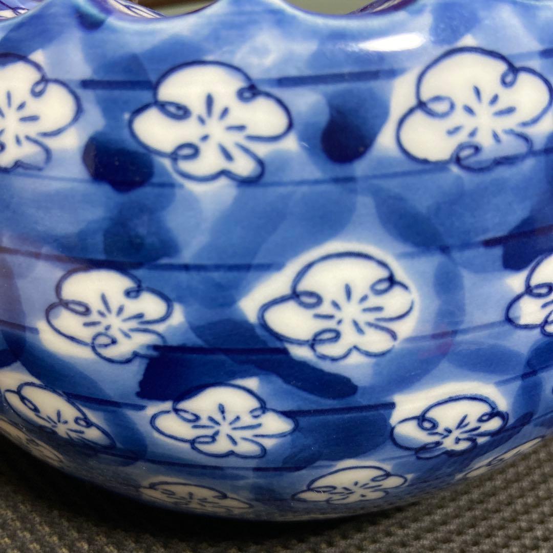 青色と白色の花模様の茶碗