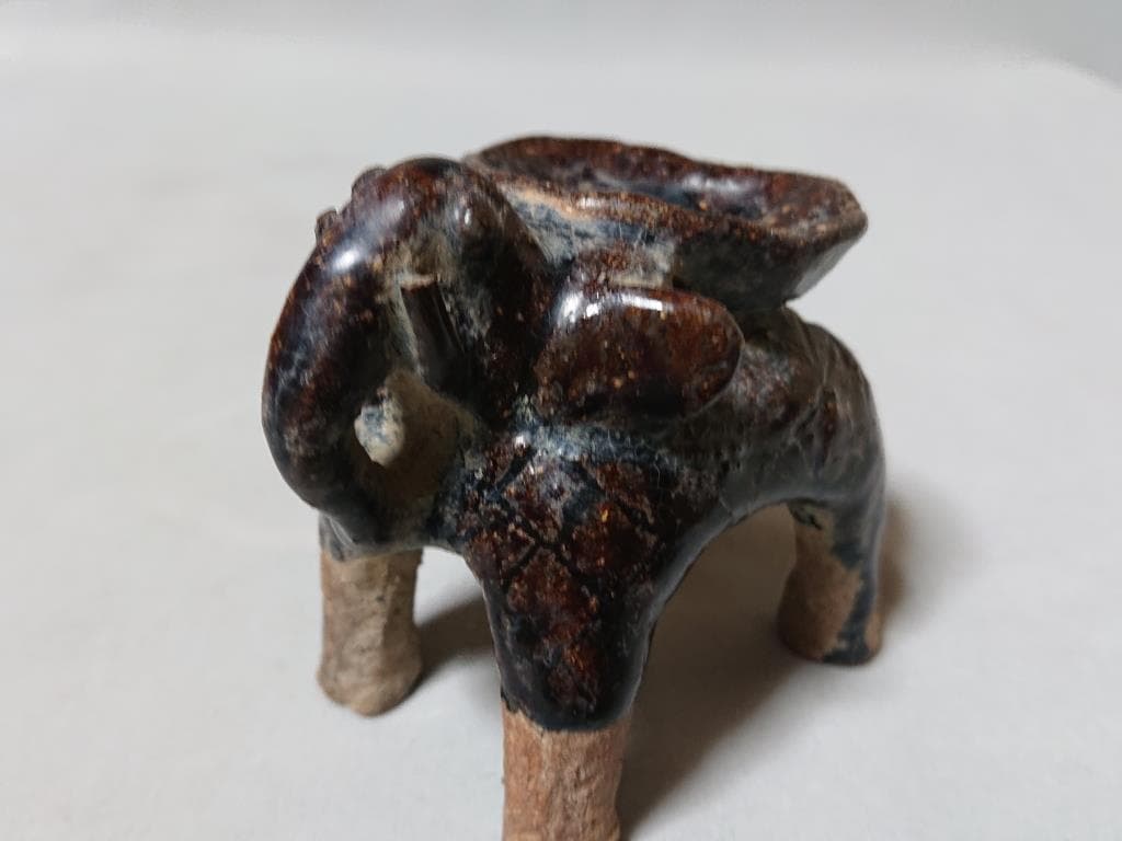 コレクター収集　タイ　コーノイ窯　渇釉　象形灯火器造形物　15～16世紀