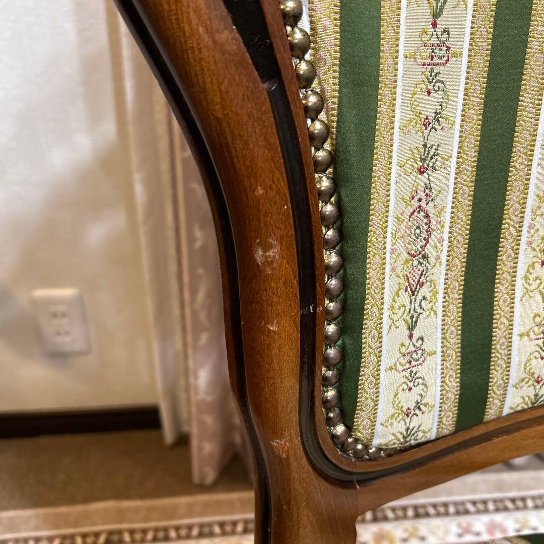 クラシックスタイルのダイニングチェア