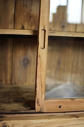 味のある大きな木枠のガラス戸棚　引き出し4杯