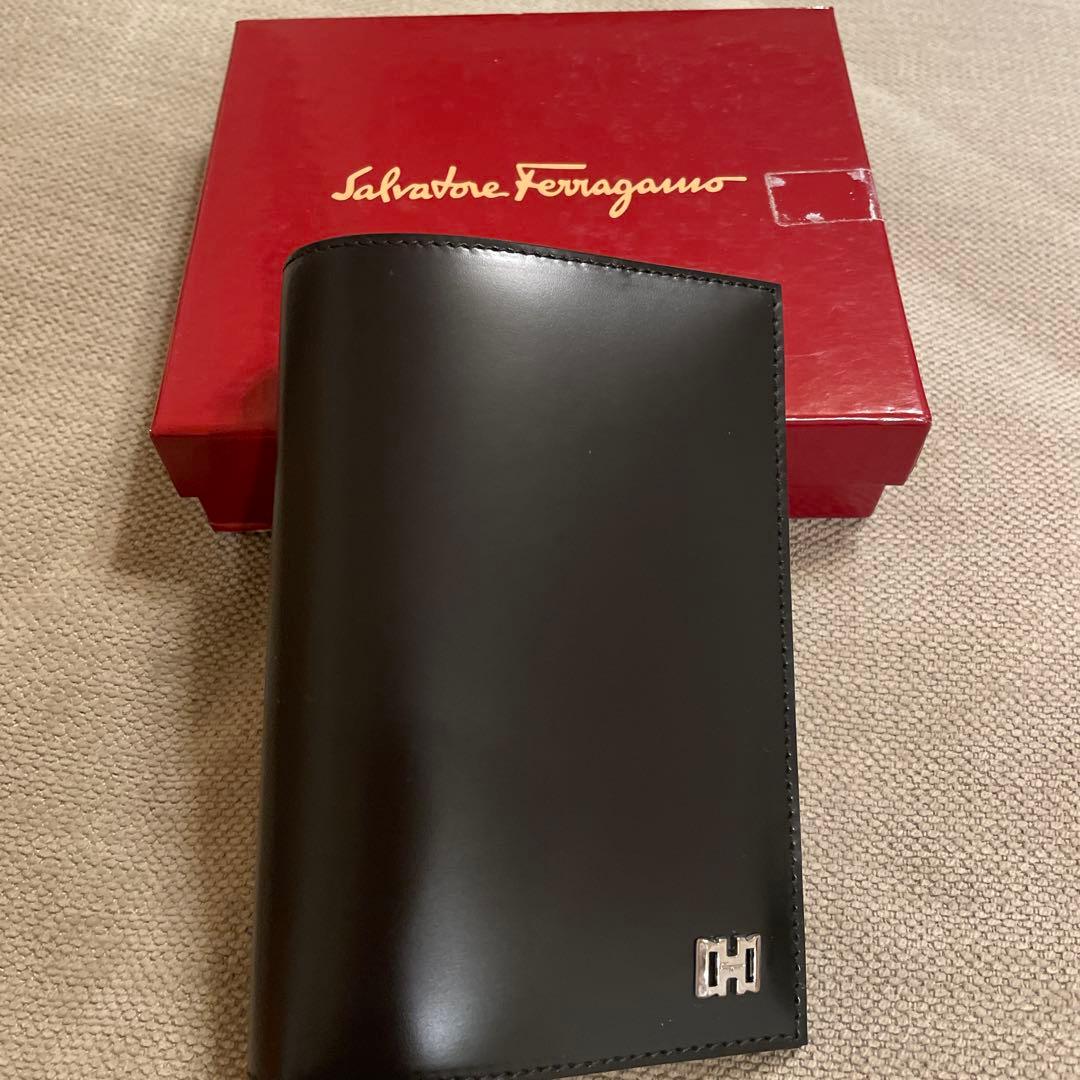 フェラガモ パスポートケース レザー ブラック Hロゴ 正規品