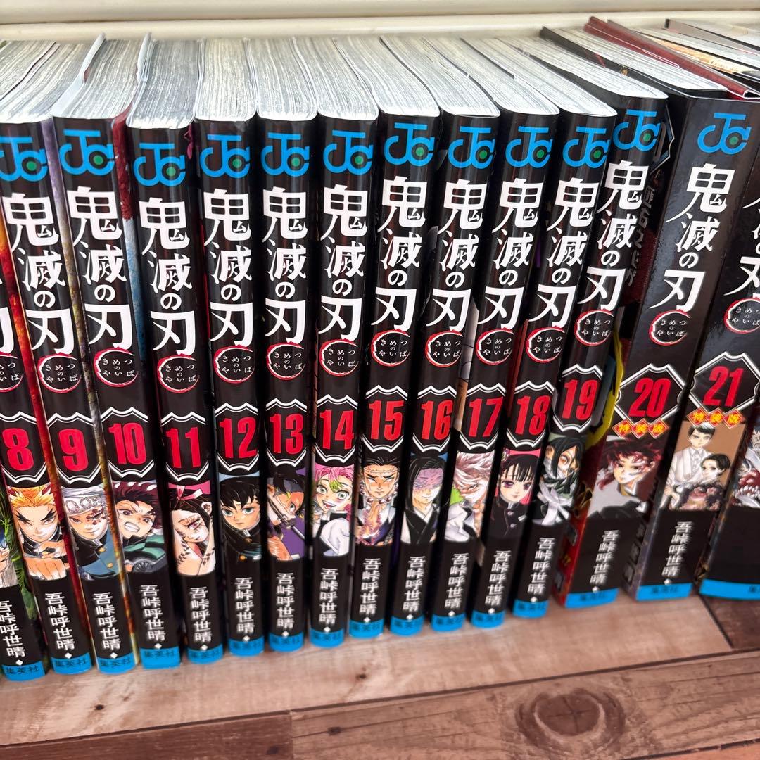 鬼滅の刃1〜23巻ポストカード缶バッジキャラシール付き