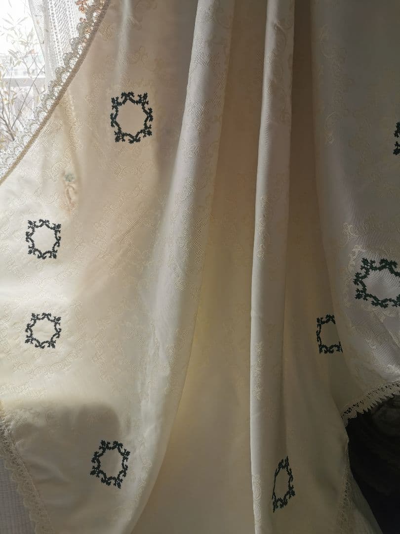 ヴィンテージドイツ 光沢ダマスク織 緑のリース刺繍 装飾リボン付きラージクロス