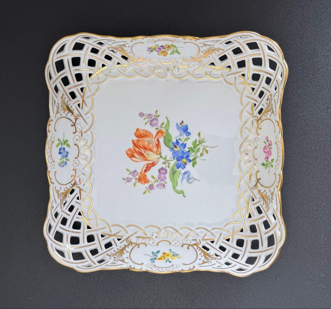 花柄装飾の陶器皿