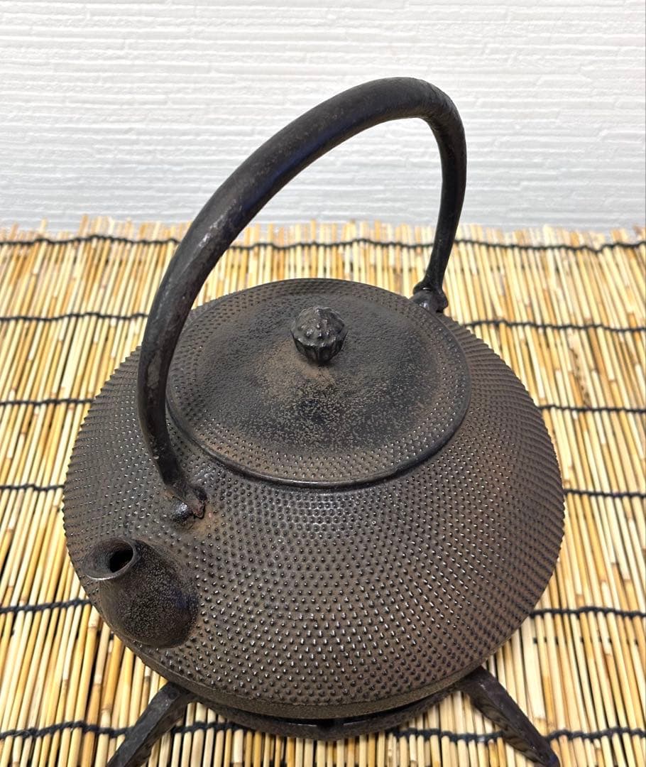 未使用品、木箱付　南部盛岡川勝造　１５型アラレ　南部鉄瓶　イコニコサン様売約済み