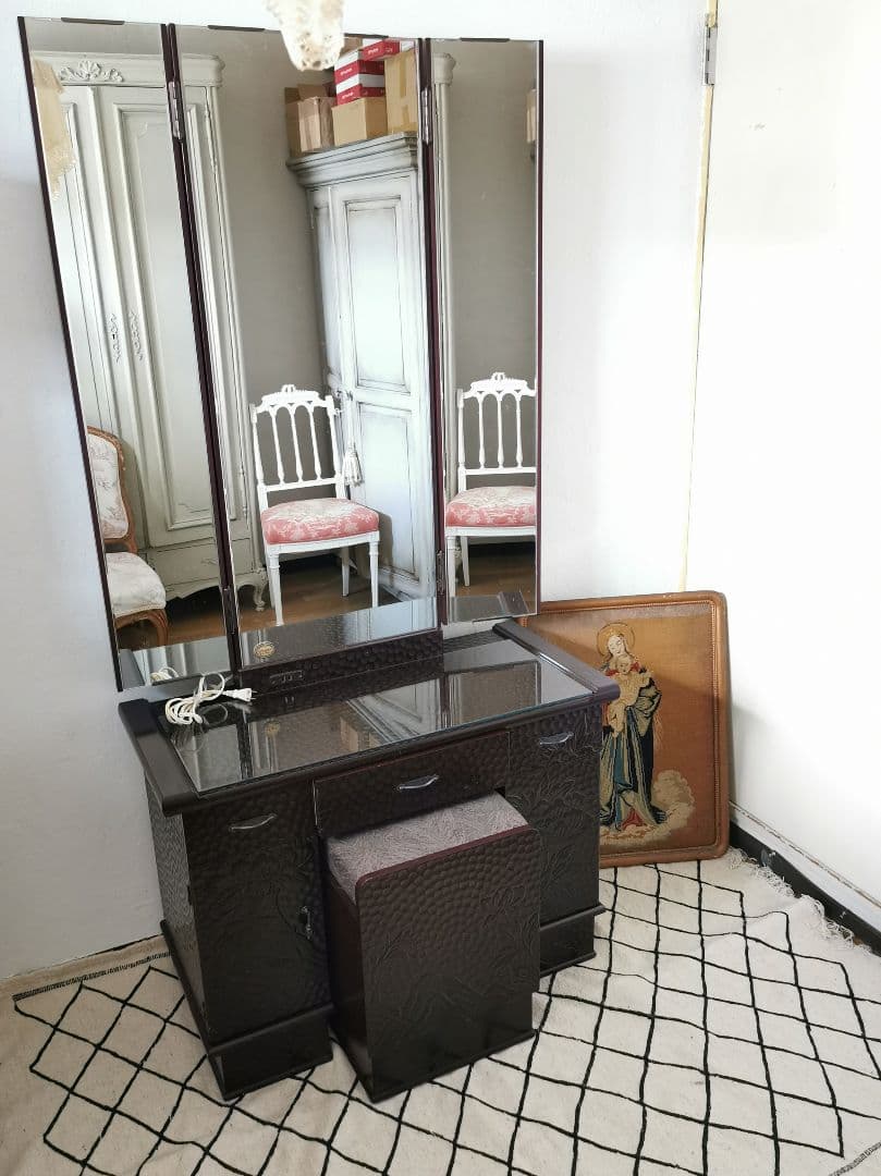 日展恵仙 伝統工芸 芍薬鎌倉彫 本漆塗仕上 三面姿見桐製鏡台 椅子付ドレッサー