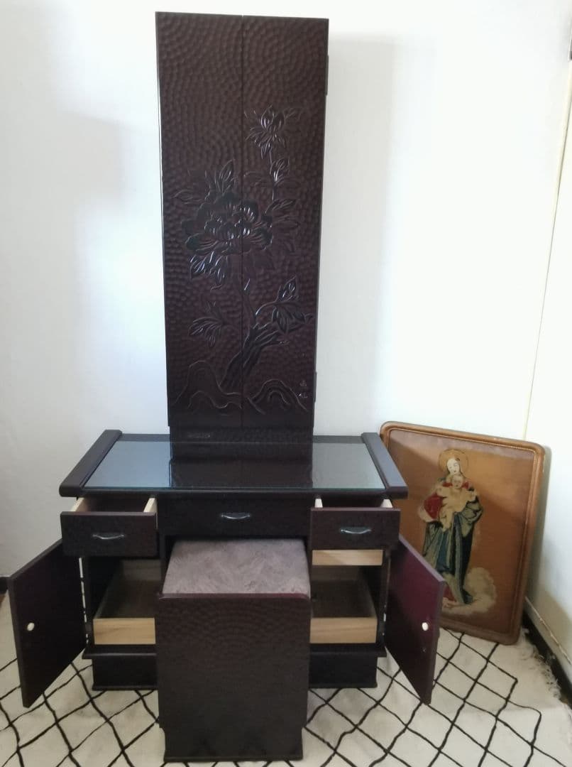 日展恵仙 伝統工芸 芍薬鎌倉彫 本漆塗仕上 三面姿見桐製鏡台 椅子付ドレッサー