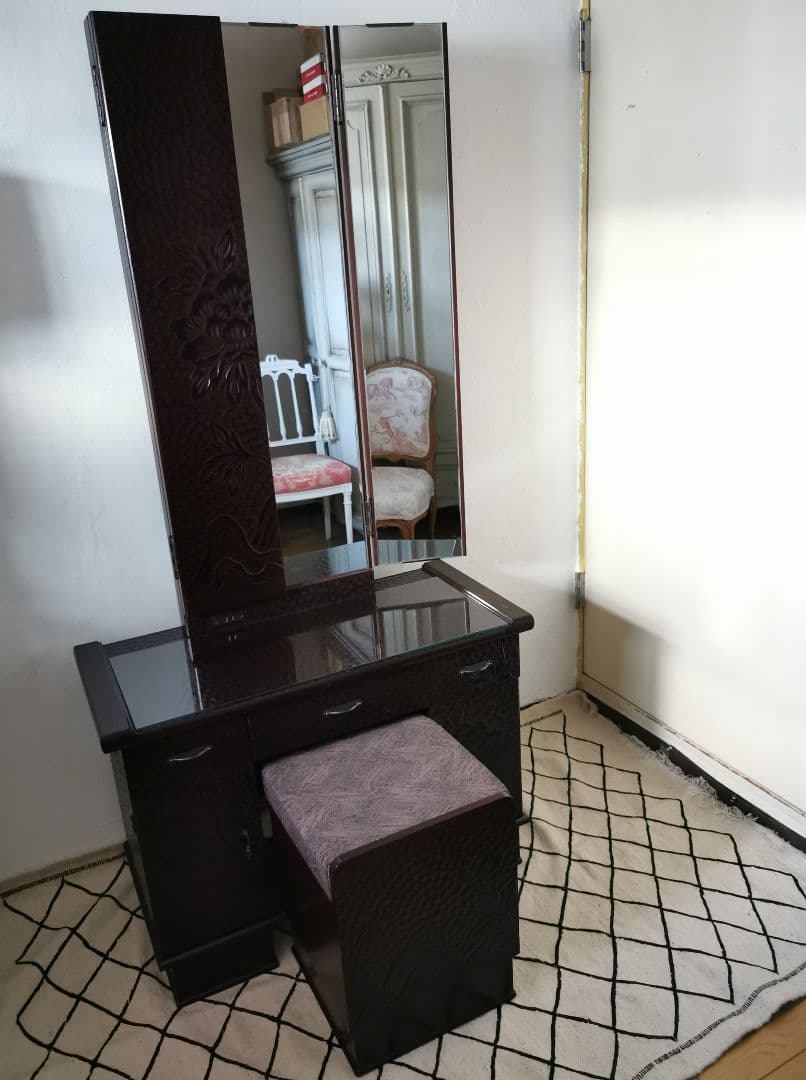 日展恵仙 伝統工芸 芍薬鎌倉彫 本漆塗仕上 三面姿見桐製鏡台 椅子付ドレッサー