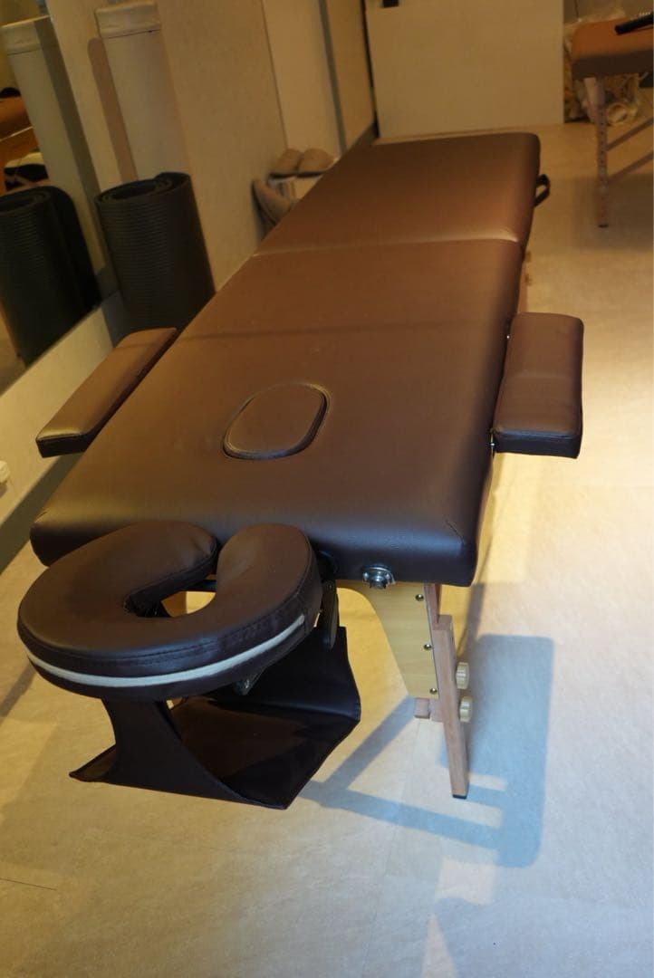 折りたたみ式マッサージベッド ダークブラウン