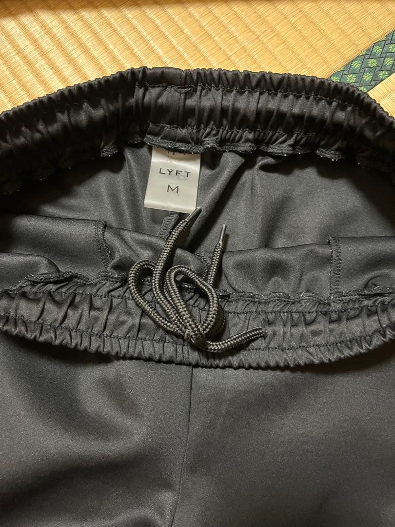 【美品】LYFT セットアップ　エンブレム　ジャージ　ブラック　バラ売り不可　M