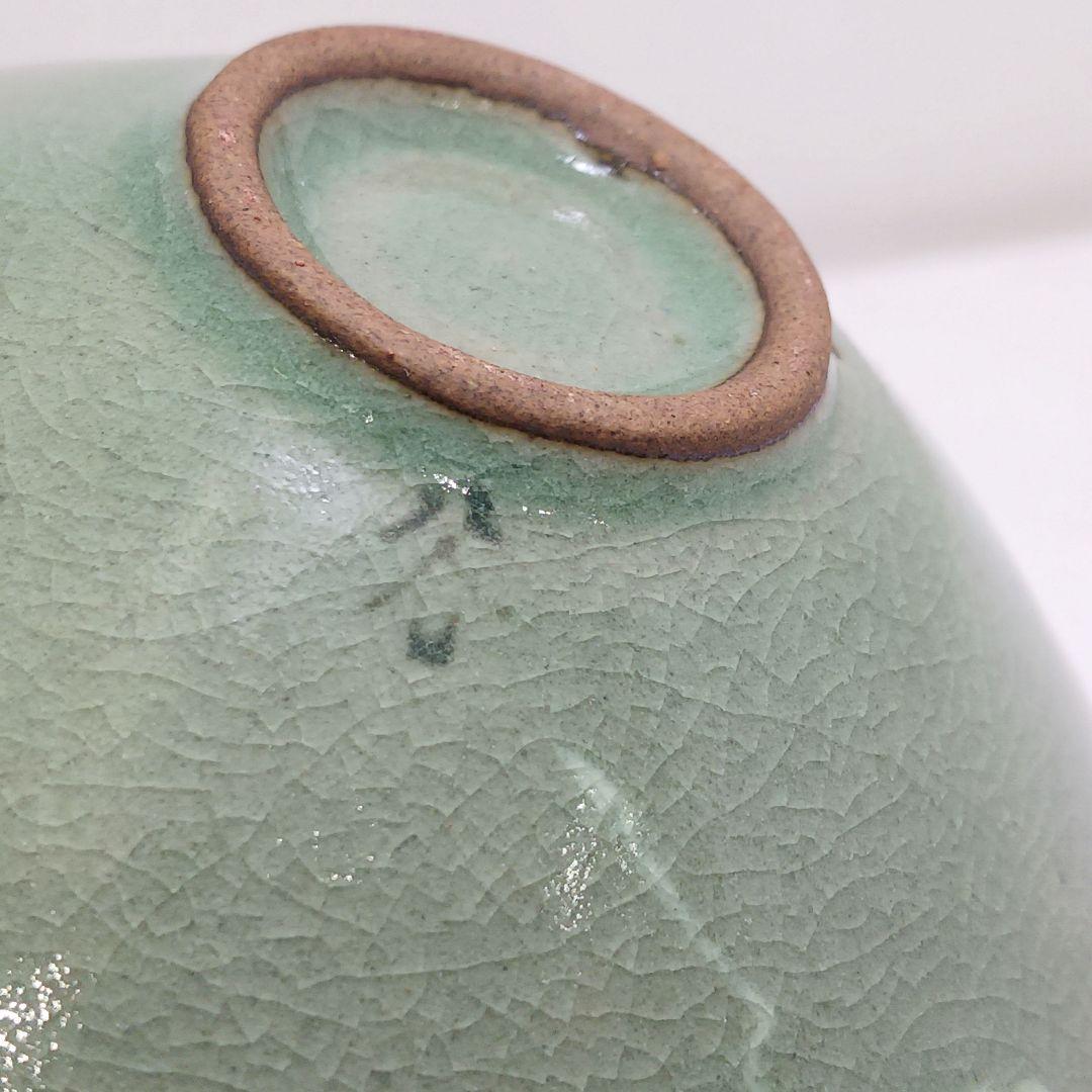 Y3122-94 青磁 雲鶴文 平茶碗 木箱付き