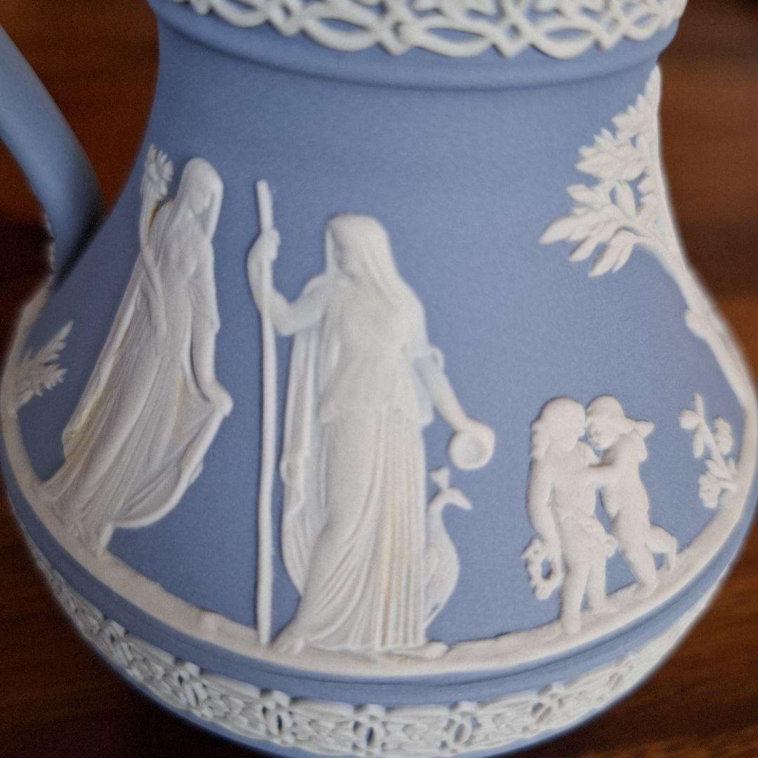 新品「WEGDWOODウエッジウッド」アイスブルー 陶器製 花瓶 浮彫り装飾