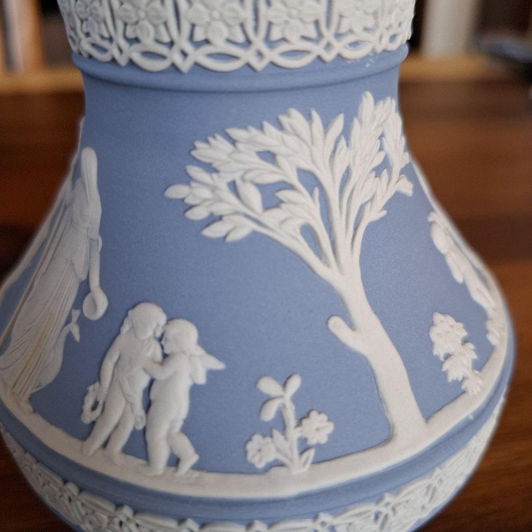 新品「WEGDWOODウエッジウッド」アイスブルー 陶器製 花瓶 浮彫り装飾