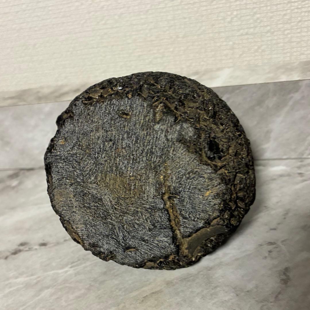 黒い自然石の丸い置物