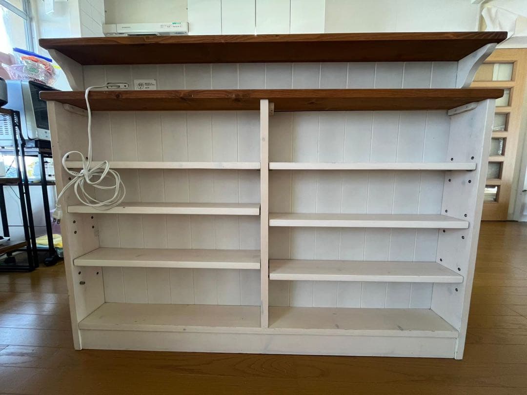 【カントリー調/美品】 木目天板のキッチンカウンター 食器棚 (コンセント付き)