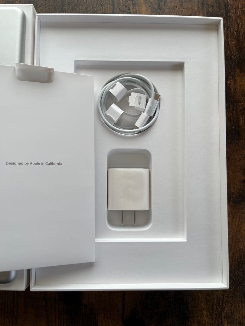 iPad 第8世代シルバー 本体 充電器付き