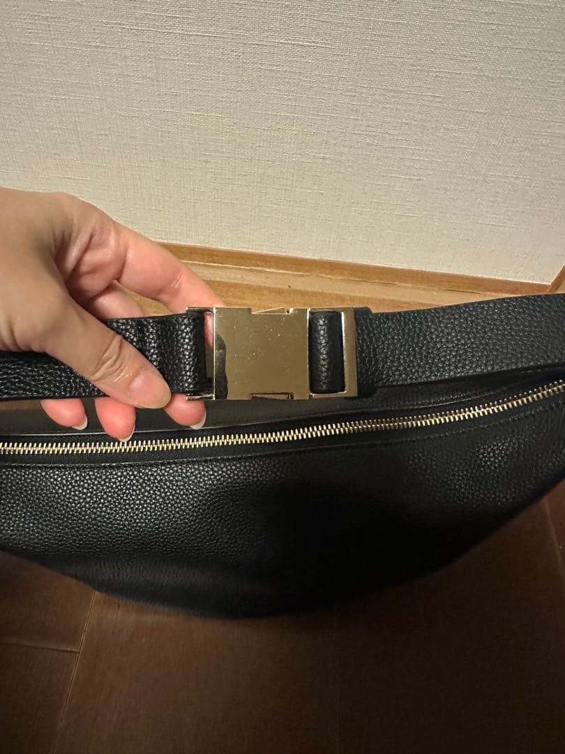 お値下げrivedroiteレザー ボディバッグ 黒カーブボディバッグ