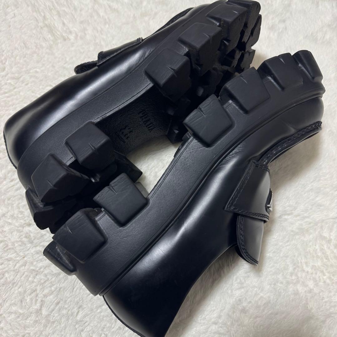付属品完備！極美品 プラダ モノリス ブラッシュドレザーローファー 8.5