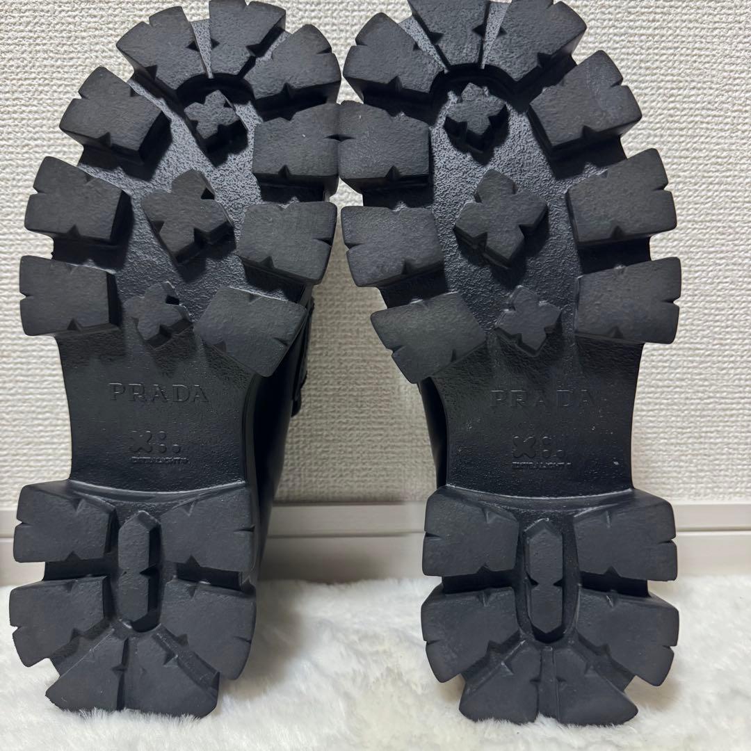 付属品完備！極美品 プラダ モノリス ブラッシュドレザーローファー 8.5