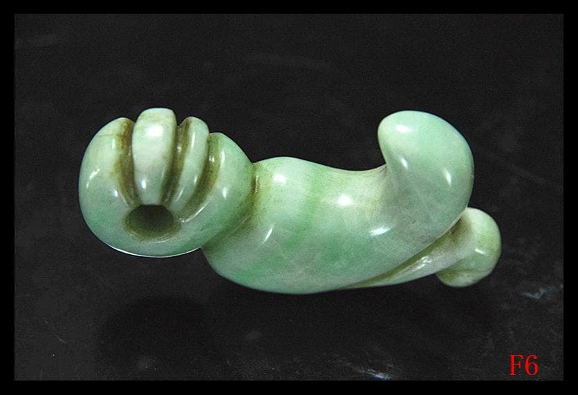 縄文期極希少呪術性がが高い★糸魚川ろうかん硬玉翡翠製★尾付き頭部刻線異状獣形勾玉