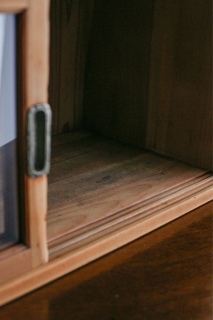 ショーケース　ガラス戸　無垢材　杉材　飾り棚　展示棚　古家具　古道具