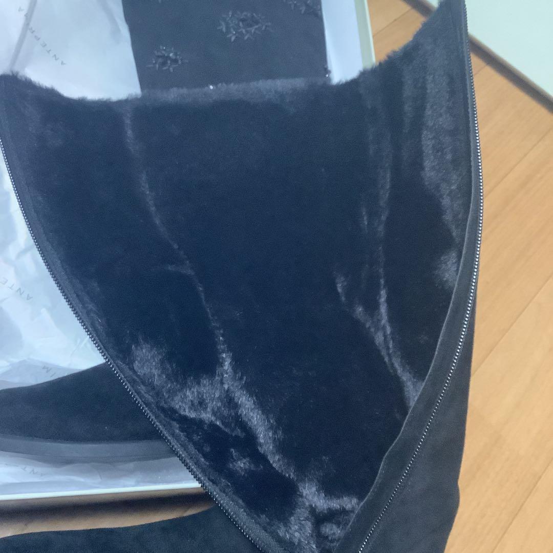 アンテプリマの黒 スエード ロングブーツ ビジューの刺繍付き23.5新品。