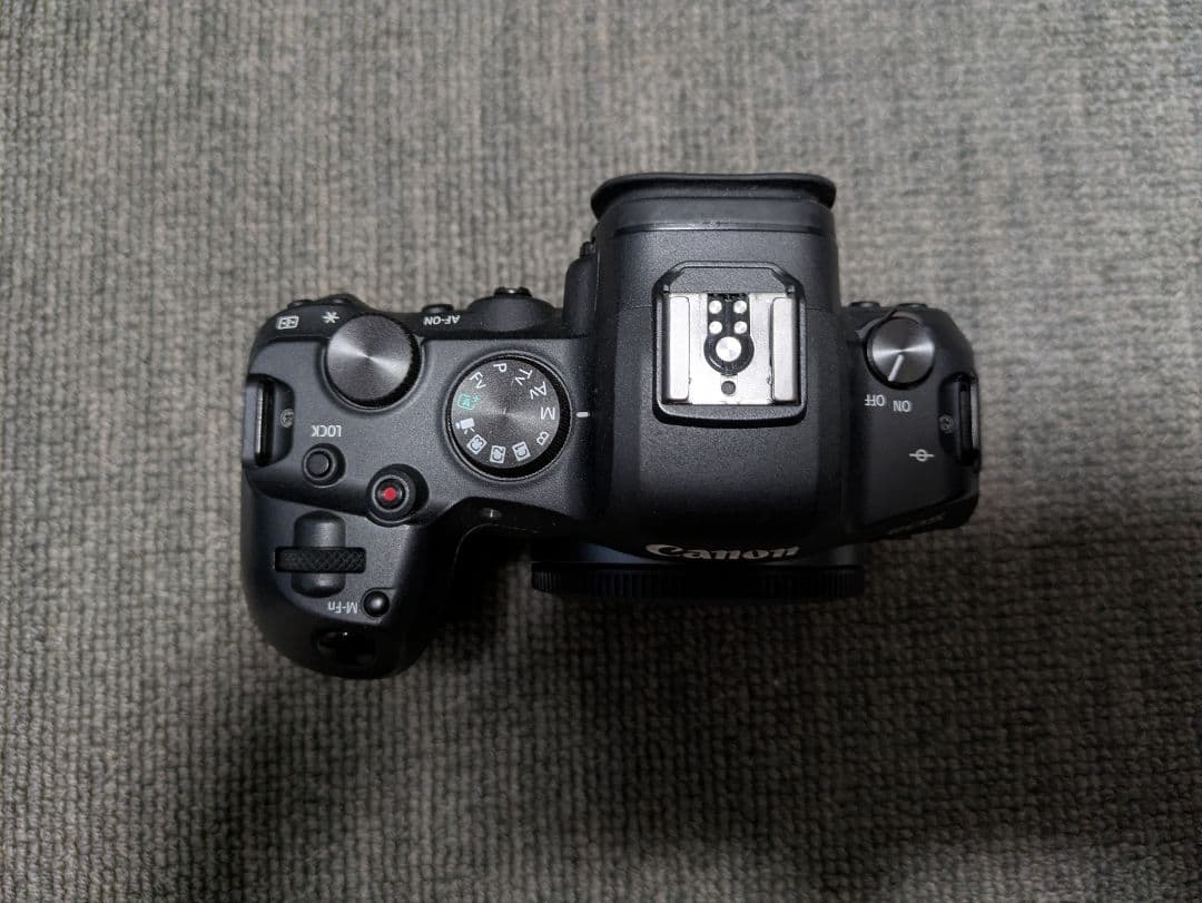 Canon EOS R6 ボディとその付属品