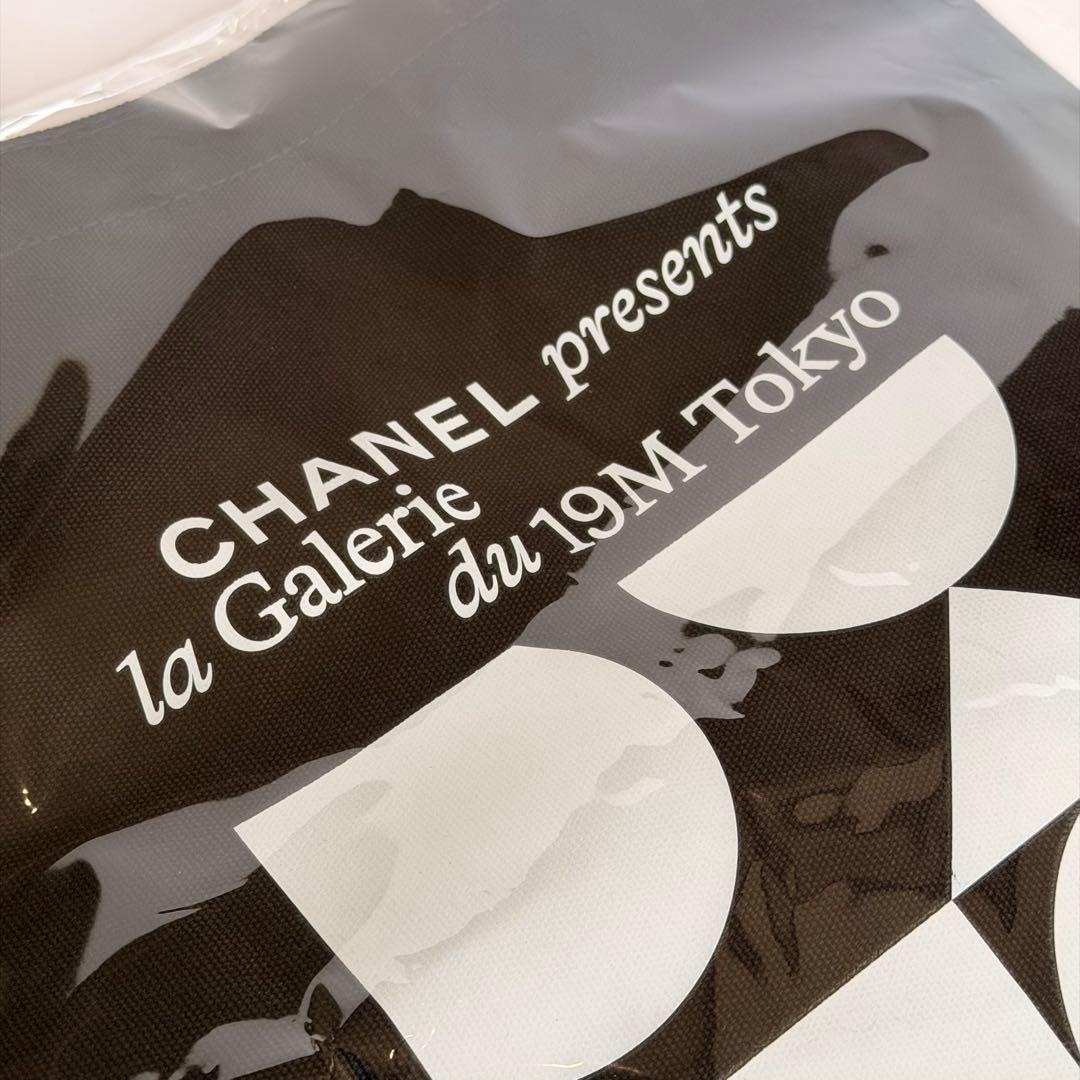 CHANEL la Galerie du 19M Tokyo トートバックと本