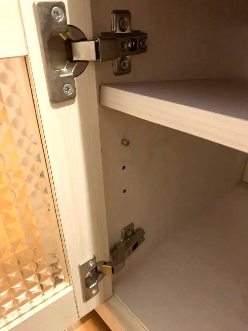 テレビ台、白地 木目調、テレビの大きさに合わせて飾り棚の高さを調節できます