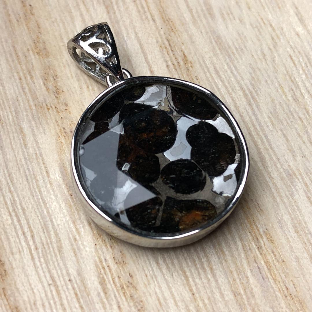 パラサイト隕石　アルタイ隕石 ペンダントトップ　隕石　 重さ約23ｇ　共箱