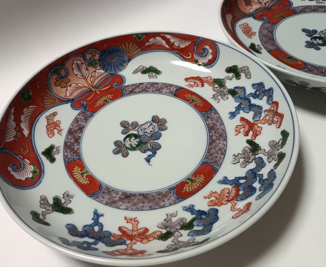 ①源右衛門窯 染錦 古伊万里風松絵 皿 2枚組