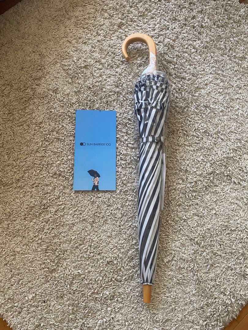 【新品】サンバリア100 折りたたみ日傘、グレー　２段折 フリル / ストライプ
