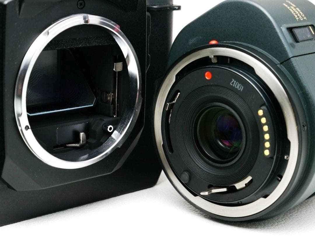 Canon T80 フィルムカメラ 中古美品 レンズ ストロボ付 フルキット