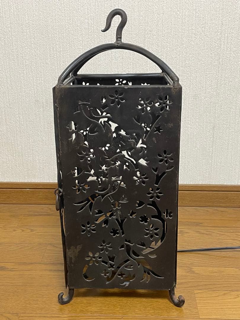 花鳥彫 鉄製の透かし彫り灯が美しい間接照明、置いても吊り下げてもOK